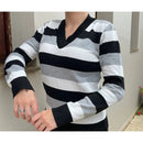 Blusa Feminina de Tricot Listrada com Gola V para Inverno Ferrazi