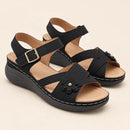 Sandália Feminina Floral com Plataforma e Fivela Ferrazi